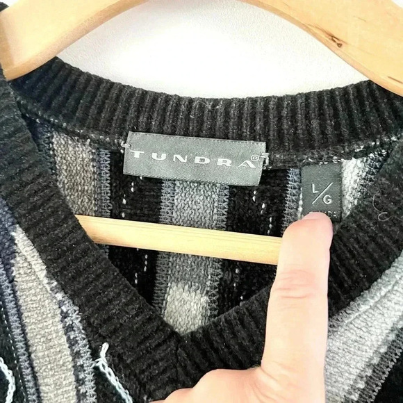 Tundra Vintage Black & Gray Striped 3D Knit V- Neck Grandpa Sweater Size Large - Picture 4 of 9